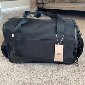 Brand new Beis Weekender Bag